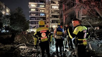 انطلاق موجة ثالثة من الصواريخ الإيرانية تجاه إسرائيل.. ودمار كبير في تل أبيب 