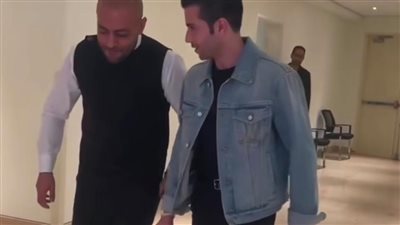 بعد خضوعه لعملية رباط صليبي.. تامر عاشور يظهر متكئا على عكاز في حفله بالكويت