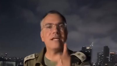 يده ترتجف.. لغة الجسد ترجح إصابة أفيخاي أدرعي جراء القصف الإيراني على تل أبيب 