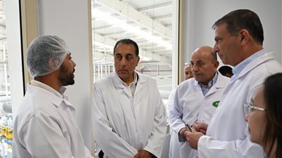 153 ألف طن إنتاج والتصدير لدول الاتحاد الأوروبي.. رئيس الوزراء يتفقد شركة مغربي الزراعية مافا