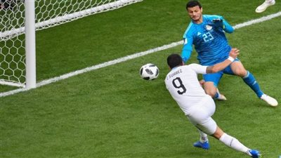 بعد 7 سنوات.. منافسة جديدة بين محمد الشناوي وسواريز 