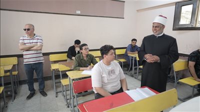 طلاب الشعبة الأدبية بالثانوية الأزهرية يؤدون امتحان مادة الصرف اليوم