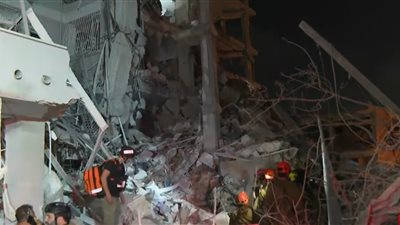 أجهزة الطوارئ الإسرائيلية تسعى لإخراج مفقودين من تحت أنقاض مبانٍ مدمّرة في تل أبيب