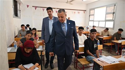 محافظ جنوب سيناء يتفقد لجان امتحانات الثانوية العامة بشرم الشيخ│ صور 