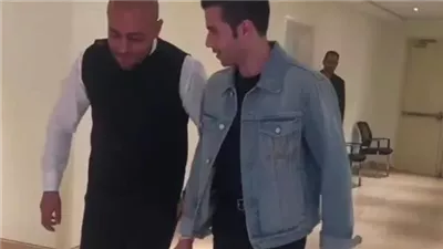 بعد ظهوره بعكاز.. تفاصيل الحالة الصحية لـ تامر عاشور عقب حفل الكويت| خاص