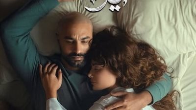 كريم فهمي يظهر حليق الرأس في البوستر الرسمي لمسلسله 220 يوم.. والعرض قريبًا 