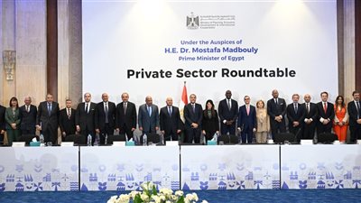 رئيس الوزراء يترأس مائدة مستديرة بعنوان الإصلاحات الهيكلية لتعزيز تنافسية القطاع الخاص