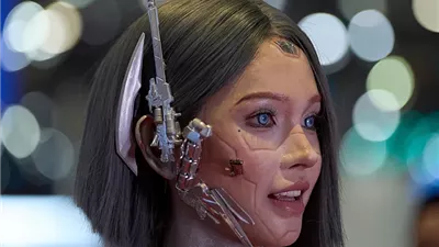 رجل يُقبّل روبوتًا ويشعل الجدل حول مستقبل العلاقات العاطفية في عصر الذكاء الاصطناعي