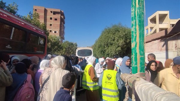 توزيع مياه علي طلاب