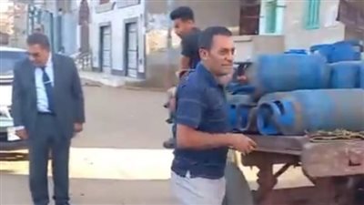 ماشي بميزان.. محافظ الدقهلية يستوقف سيارات الأنابيب للتأكد من وزنها في جولة بقرى دكرنس 