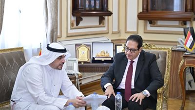 رئيس جامعة القاهرة: الجامعة تضع إمكاناتها في خدمة الوافدين لتخريج كوادر متميزة