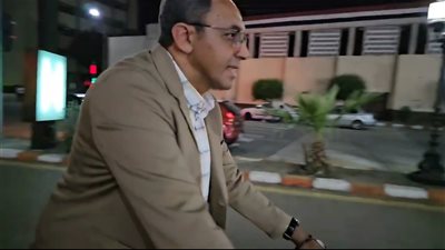 لترشيد استخدام السيارات وتبني السلوكيات الإيجابية.. أول تعليق لمحافظ قنا على قيادته العجلة ليلا في الشوارع