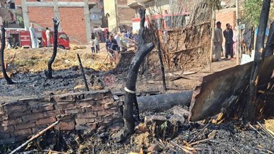 الدفع بـ4 سيارات إطفاء والسيطرة على حريق عشة وسقف بكفر شكر