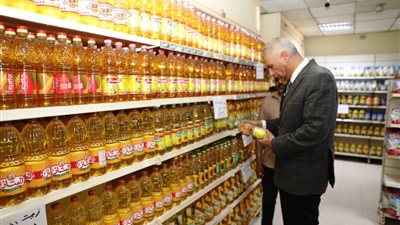 محافظ أسوان يطمئن على جودة السلع وتوفرها بالكميات والأسعار المخفضة بالمجمع الاستهلاكي بـ إدفو