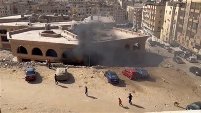 السيطرة على حريق بمخلفات في أرض فضاء خلف المول القديم بحدائق الأهرام