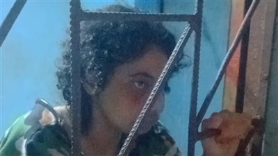 عايشة حياة غير آدمية.. سيدة بدمياط تستغيث لإنقاذ شقيقة زوجها: معاقة ذهنيًا وأخوها حابسها من سنة وبيضربها 