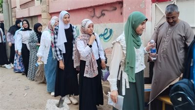 تعليم الفيوم تستقبل طلاب الثانوية بالورود والشوكولاتة 