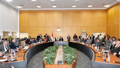 وزير الإسكان يعقد اجتماعه الدوري مع عدد من أعضاء مجلسي النواب والشيوخ