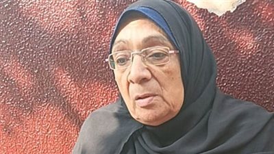 أمه ماتت من أسبوع| مسنة تساند حفيدها من أمام إحدى لجان الثانوية العامة: هفضل معاه لحد ما يحقق حلمه