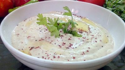 طريقة تخفيف الطحينة الجاهزة.. 3 وصفات بالماء الساخن والزبادي 