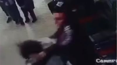 استخدم قبضة حديدية.. التحقيق في واقعة اعتداء طالب على زميله داخل مدرسة لغات بالنزهة