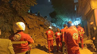 بعد مصرع 4 وإصابة 6 آخرين.. جهات التحقيق تعاين عقار الفنان نور الشريف المنهار بالسيدة زينب 