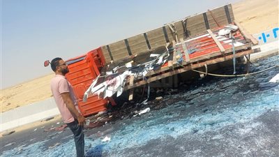 إصابة شخصين في انقلاب سيارة نقل محملة بزجاج بالفيوم | صور