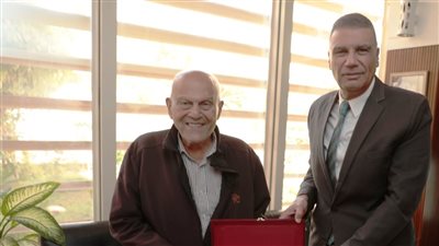 محافظ أسوان يهدي مفتاح المدينة لمجدي يعقوب.. وتنسيق لإطلاق اسمه على محور بديل الخزان