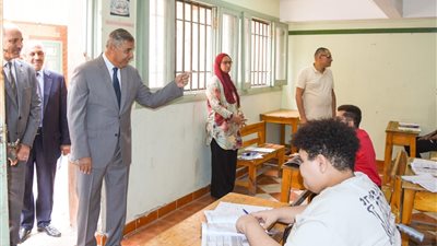 محافظ الإسكندرية يتفقد سير امتحانات الثانوية العامة.. ويؤكد توفير بيئة امتحانية ملائمة للطلاب