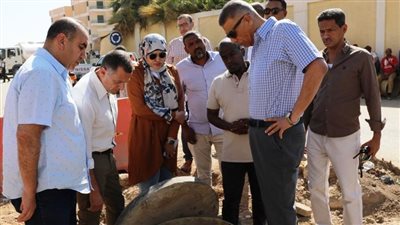 محافظ أسوان يتفقد أعمال الصرف الصحي بمنطقة الكرور لتخفيف معاناة المواطنين