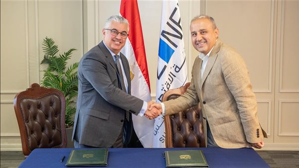 جانب من التوقيع