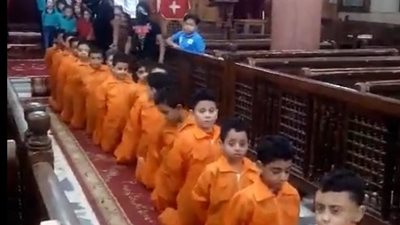 كنيسة تستعين بالأطفال لإعادة تمثيل مشهد ذبح الأقباط في ليبيا (فيديو)