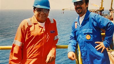 عمرو عرفة يكشف سبب موافقة عادل إمام على فيلم “السفارة في العمارة” (صورة)