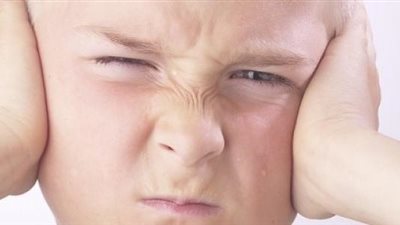 استشاري نفسي يكشف أعراض متلازمة “توريت” على الأطفال (فيديو)