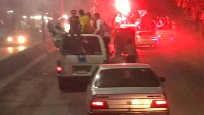فرحة الصعود للممتاز.. أغاني وشماريخ وهتافات في استقبال أتوبيس فريق غزل المحلة (صور)