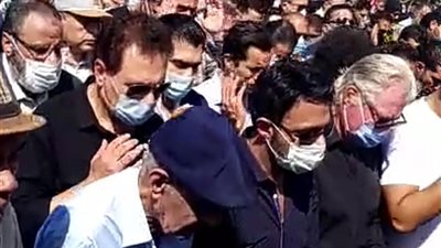 زحام شديد أثناء صلاة الجنازة على الفنان محمود ياسين (صور)