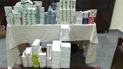 مُخدرات وتجارة مشبوهة.. ضبط صيدلي يروج لبيع أدوية “محظورة” عبر الإنترنت في الشرقية (صور)