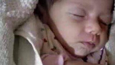 داخل “كرتونة”.. العثور على رضيعة أمام مسجد قرية صفط تراب في المحلة