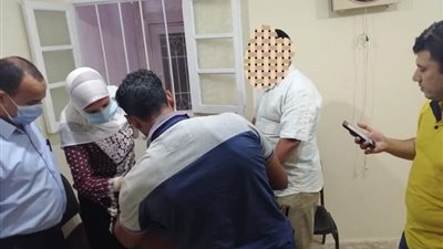 مدرس تاريخ بالبحيرة ينتحل صفة طبيب داخل عيادة مخ وأعصاب بكفر الشيخ (صور)