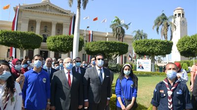“عبد الغفار والخشت” يشهدان تحية العلم وعزف النشيد الوطني بحرم جامعة القاهرة