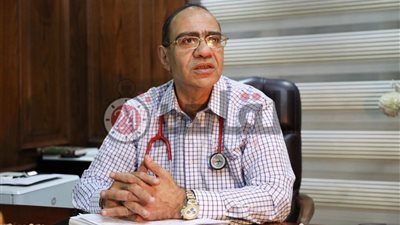 رئيس اللجنة العلمية لمكافحة كورونا: أولوية تلقي اللقاح للفئات الأولى بالرعاية