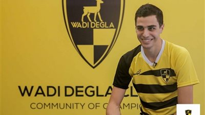 علي فرج يستعيد صدارة التصنيف العالمي للإسكواش