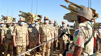 رئيس الأركان يشهد المرحلة الأولى لإجراءات تفتيش الحرب لإحدى تشكيلات الجيش الثالث الميداني