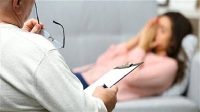 ضحية جديدة للطبيب النفسي المتهم بالتحرش: “تحكًّم فينا لأنه دارس برمجة لغوية وعصبية”