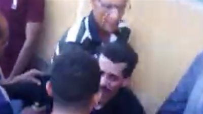 علقة ساخنة لـ”حرامي” يرتدي النقاب حاول سرقة محل أجهزة كهربائية في قنا (فيديو)