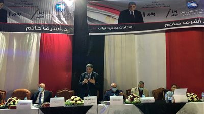 وزير الصحة الأسبق يوزع كمامات بمؤتمره الانتخابي.. ويؤكد: موجة كورونا الأولى لم تنته بعد