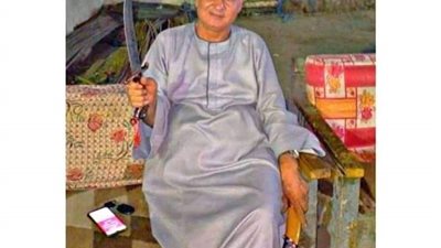 مرشح لـ”النواب” بقنا يروج لحملته الانتخابية بالسيف (صور)