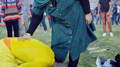 حارس مرمى الشرقية للدخان يقبل قدم والدته عقب الصعود للممتاز “ب”