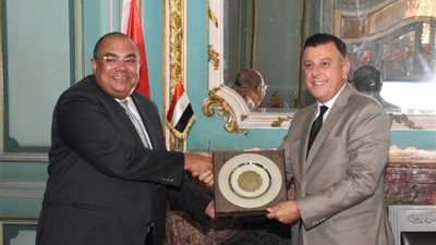 رئيس جامعة عين شمس يكرم محمود محيي الدين لتوليه منصب المدير التنفيذي لصندوق النقد الدولي