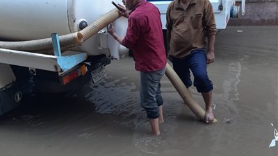 مجلس مدينة رشيد يدفع بالمعدات لكسح مياه الأمطار المتراكمة (صور)